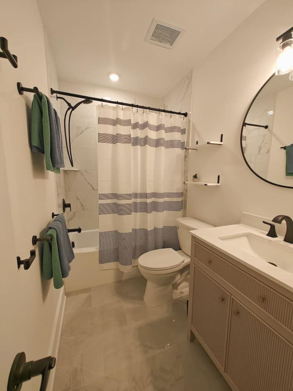 Steps to THE Beach 3 BDR Condo Parking Apartment in Wildwood