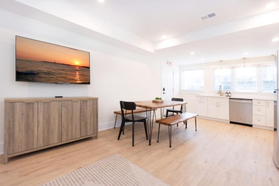 3 BDR Renovated Condo The Beach1 block Apartment in Wildwood