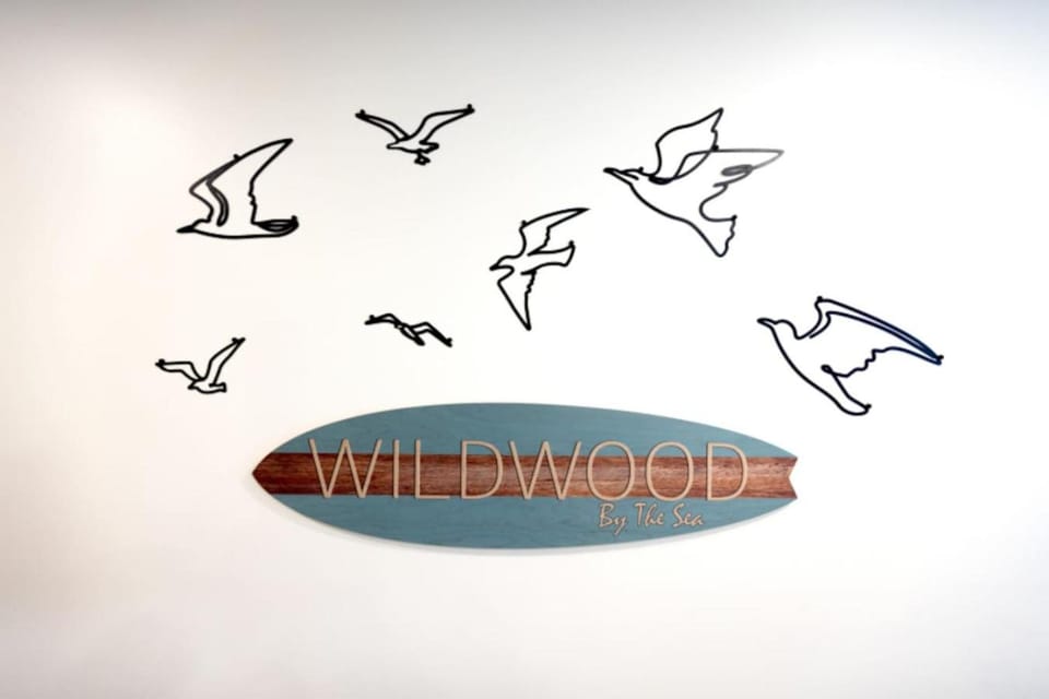 Beautiful remodeled 3 bdr condo 200 ft from beach Apartment in Wildwood
