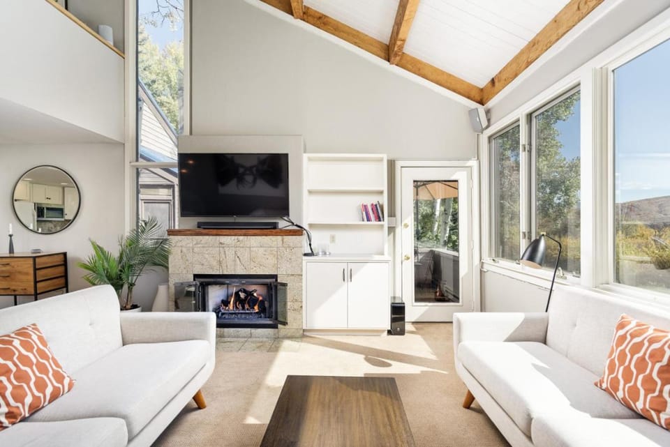 Family friendly Snowmass retreat w. hot tub and pool. 5 minutes to resort House in Snowmass Village
