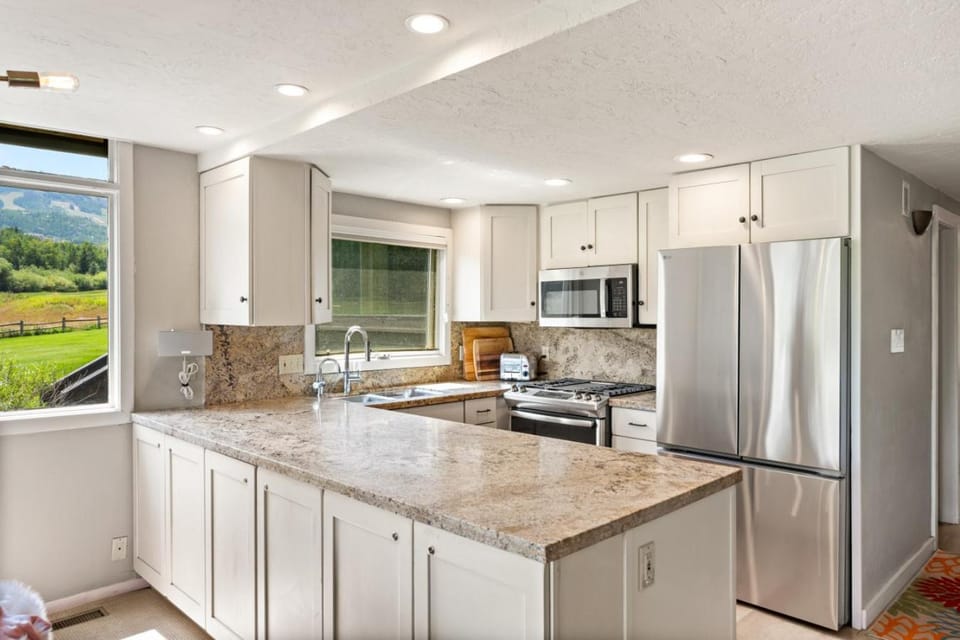Family friendly Snowmass retreat w. hot tub and pool. 5 minutes to resort House in Snowmass Village