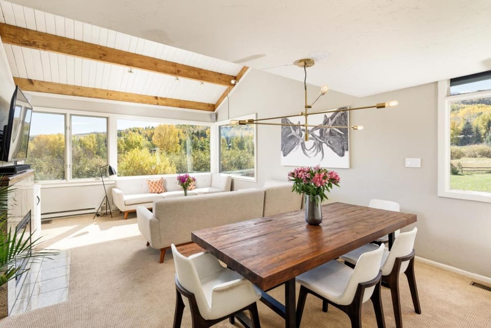 Family friendly Snowmass retreat w. hot tub and pool. 5 minutes to resort House in Snowmass Village