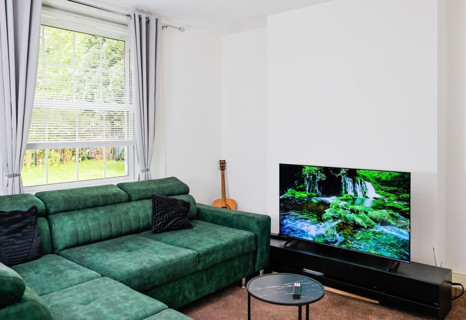 3-Bed Cottage Sleeps 8 Walk to Thames Garden House in London Borough of Richmond upon Thames