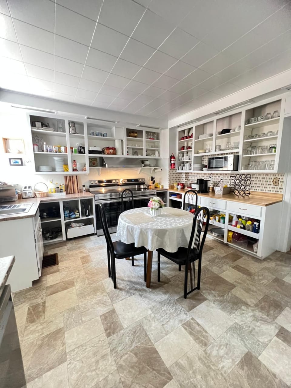 Kitchen or kitchenette, Dining area