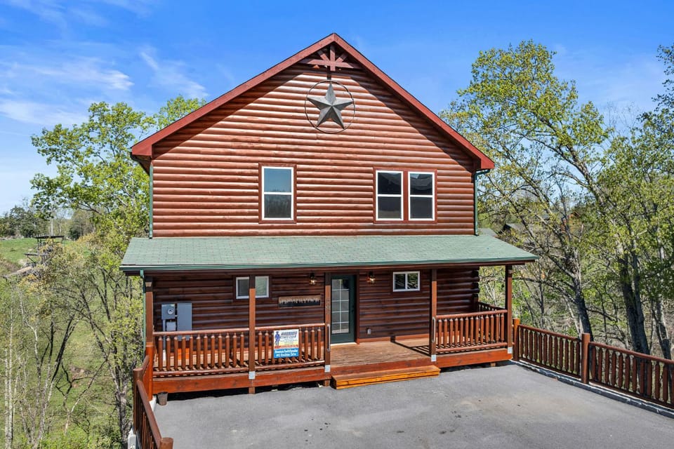 Mountain Pool & Paradise by American Patriot Getaways House in Sevierville