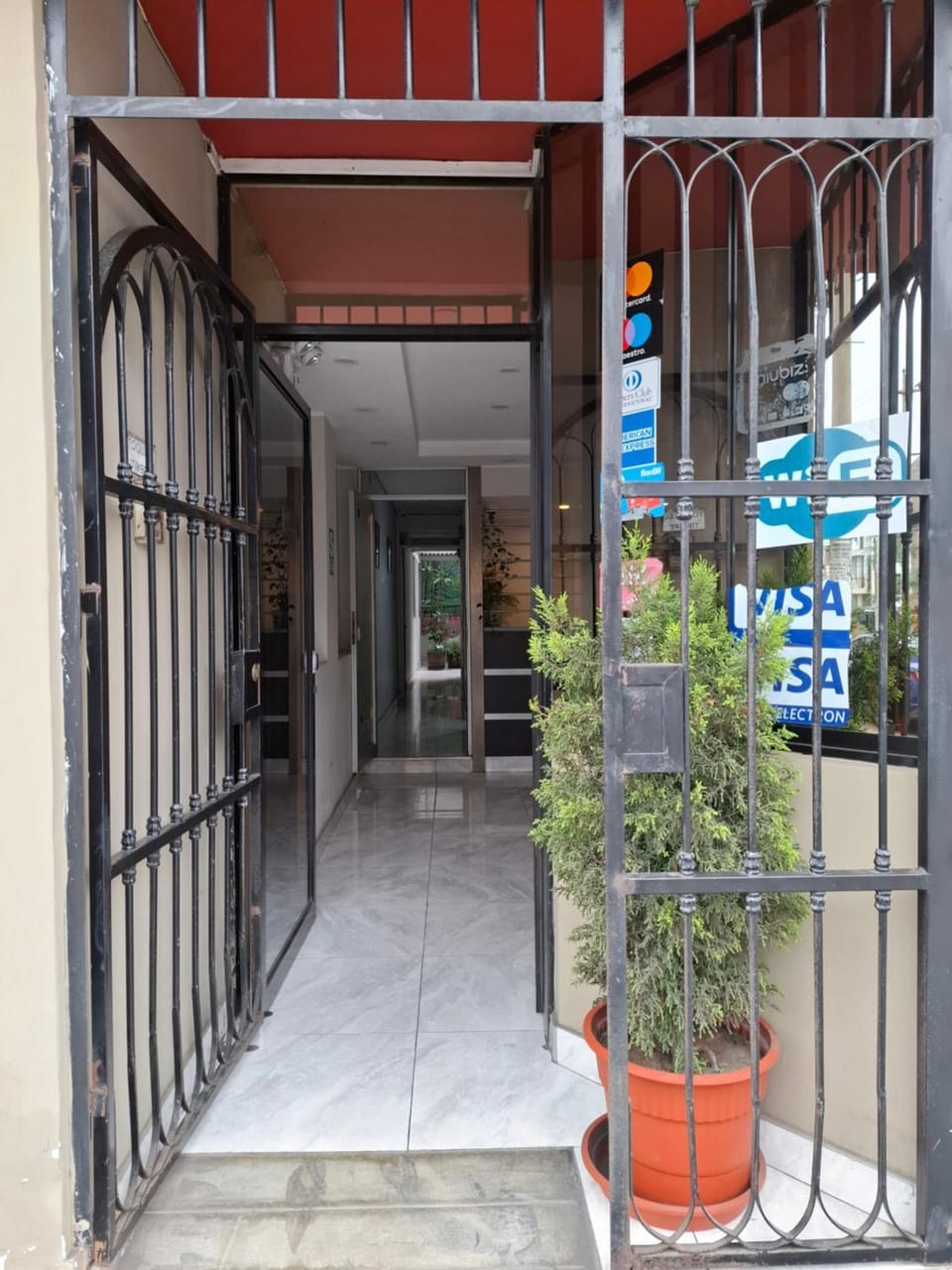 Facade/entrance