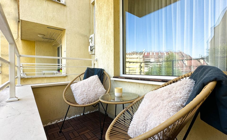 Day, Balcony/Terrace, Seating area