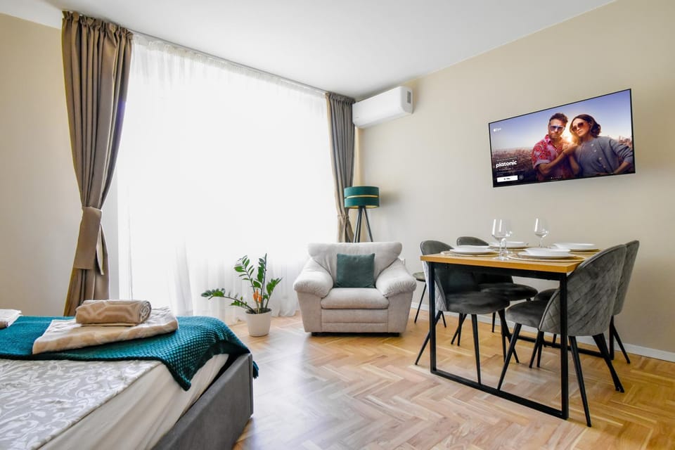 TV and multimedia, Living room, Dining area
