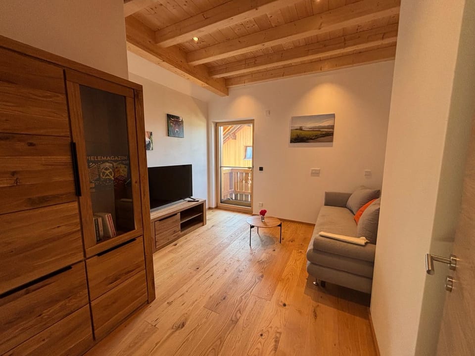 TV and multimedia, Living room, Seating area, Evening entertainment