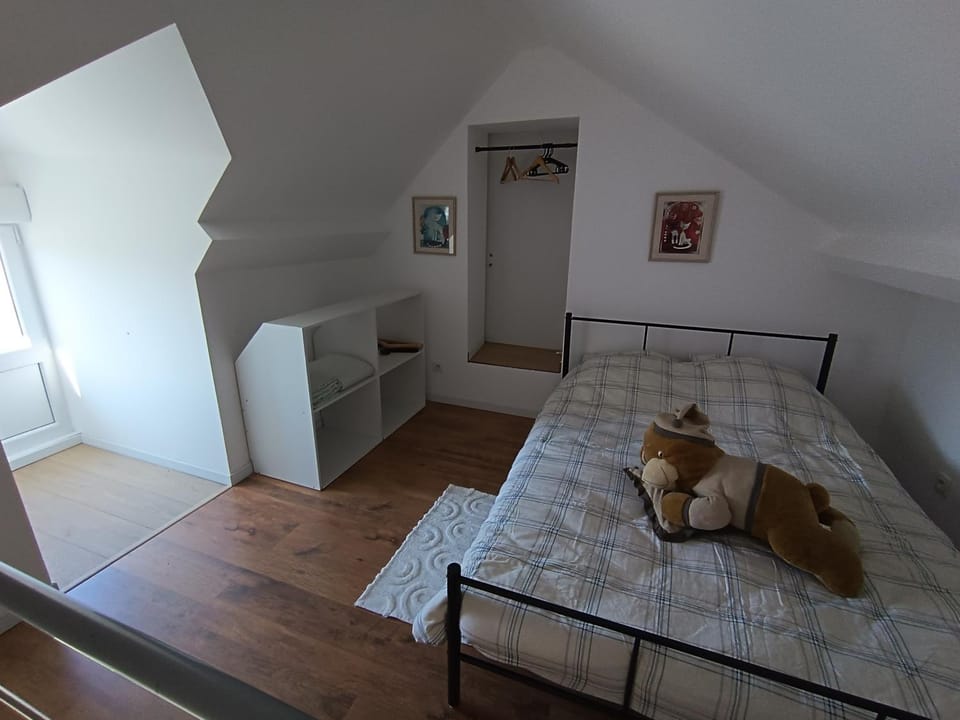 Photo of the whole room, Bedroom