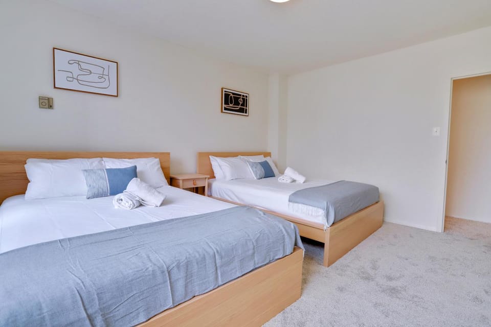 Bed, Bedroom, towels