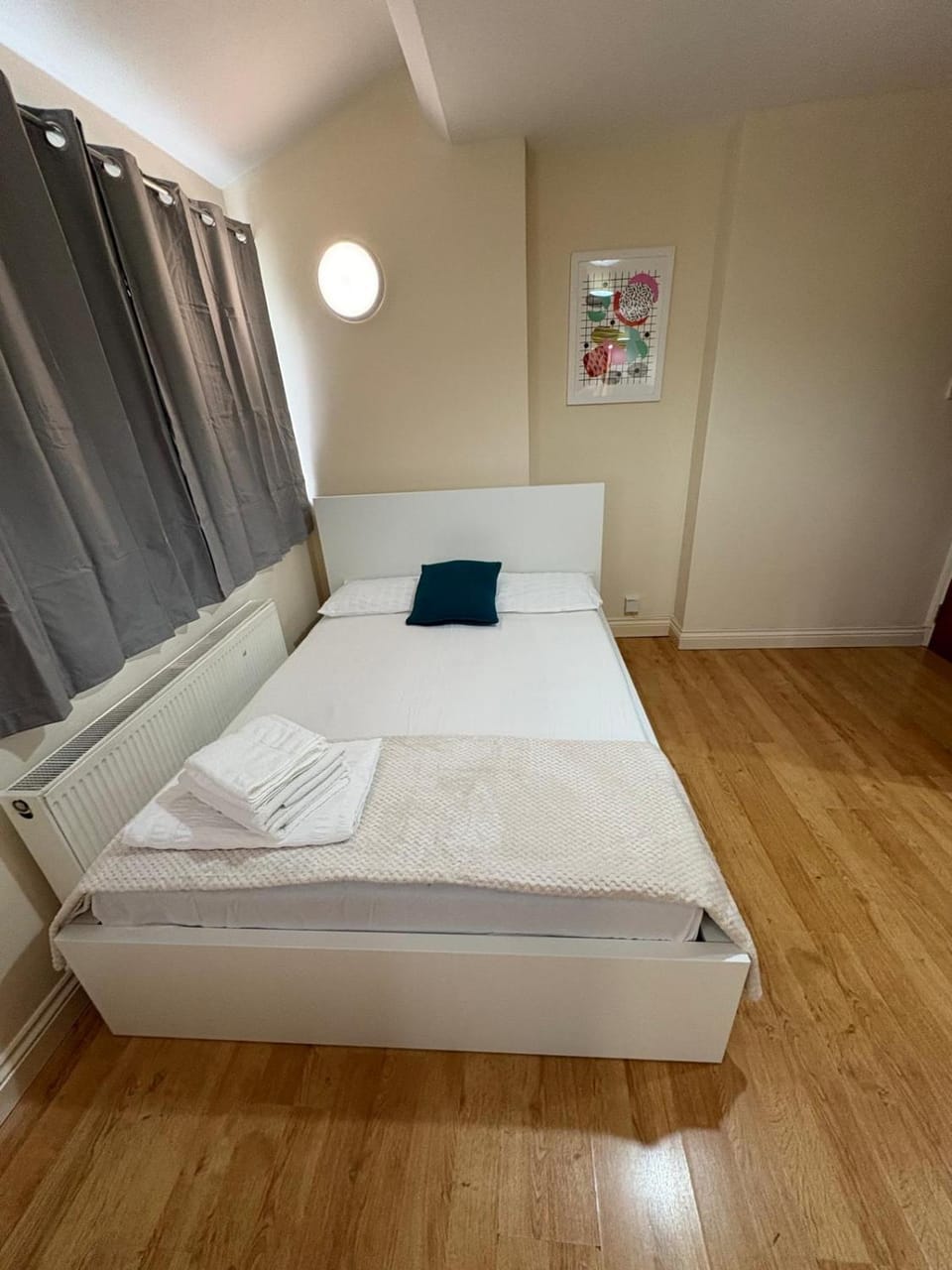 Bed, towels