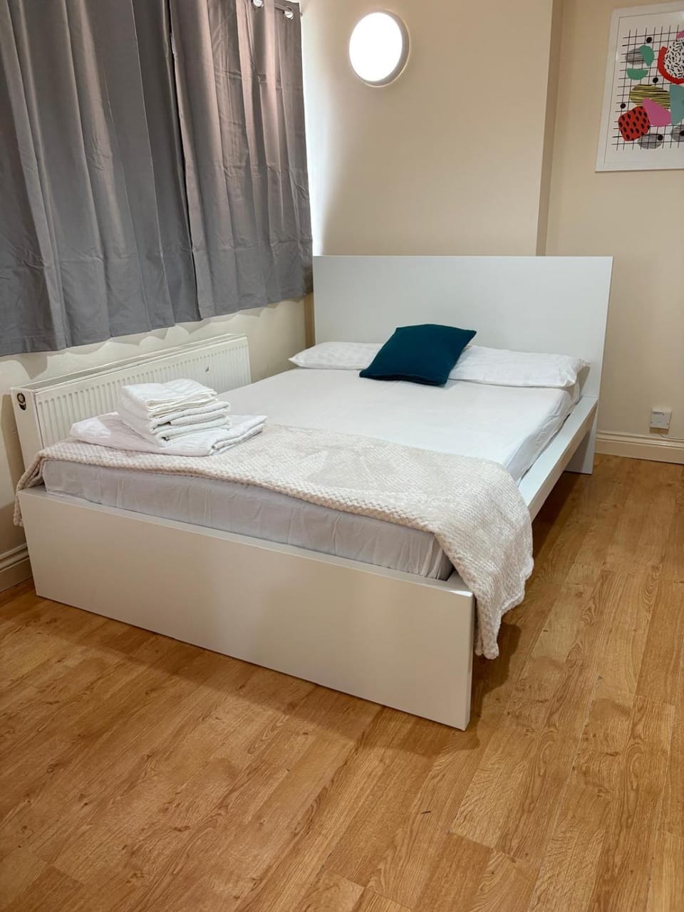 Bed, towels