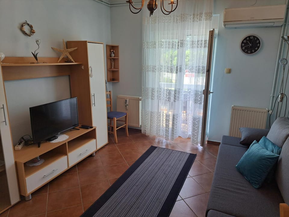 TV and multimedia, Living room, Seating area, air conditioner