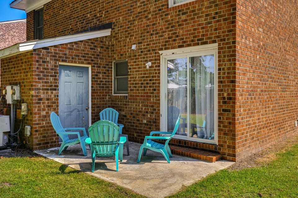 < 2 Mi to ECU & Medical District: Retreat w/ Patio House in Greenville