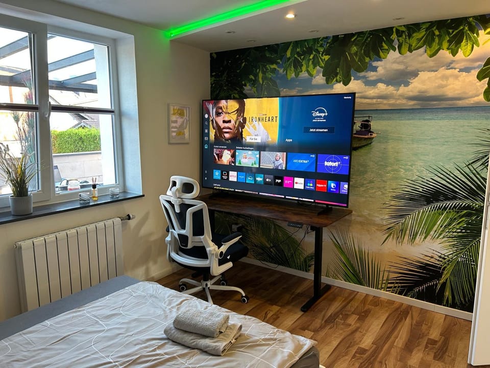 TV and multimedia, Photo of the whole room, Bedroom