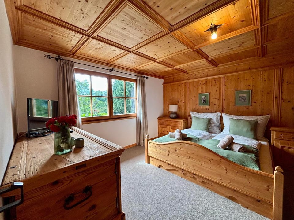 Bed, TV and multimedia, Bedroom