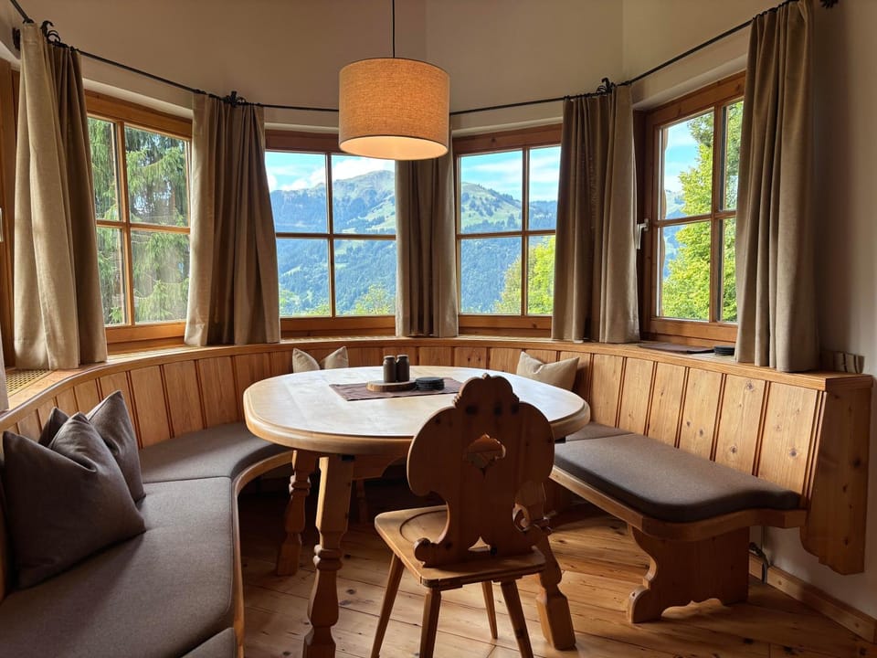 Seating area, Dining area