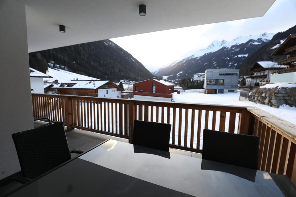 View (from property/room), Balcony/Terrace, Seating area, Mountain view