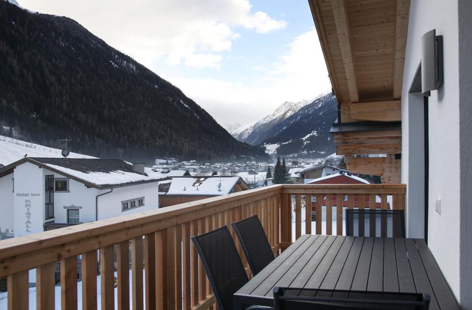 View (from property/room), Balcony/Terrace, Mountain view
