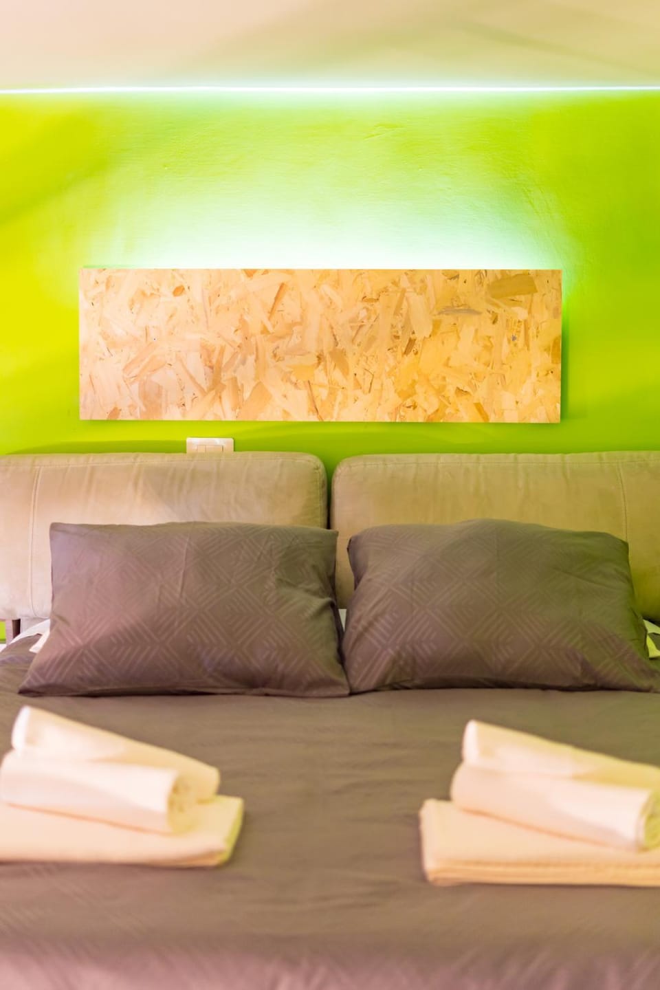 Bed, towels