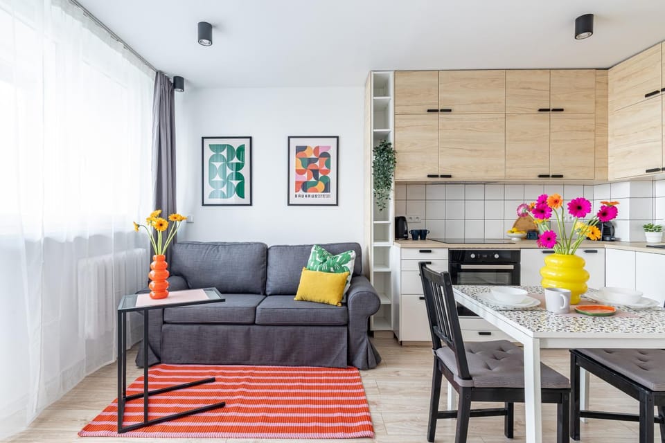 Kitchen or kitchenette, Living room, Seating area, Dining area
