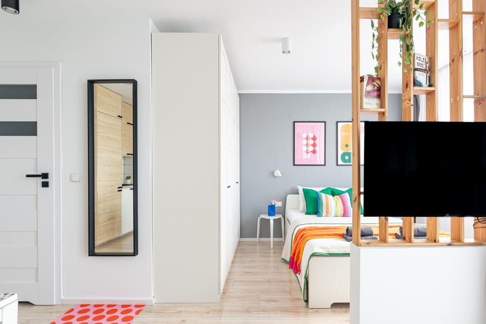 Bed, TV and multimedia, Photo of the whole room, wardrobe