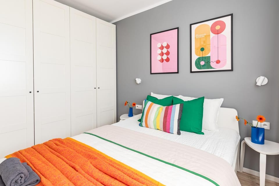 Bed, Photo of the whole room, wardrobe