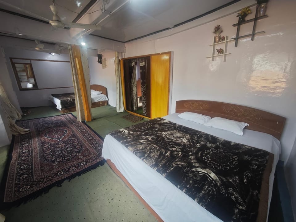 Bed, Seating area, Bedroom, City view, Mountain view, Mountain view, River view, River view, Street view, Sunrise, Family, Family, Family