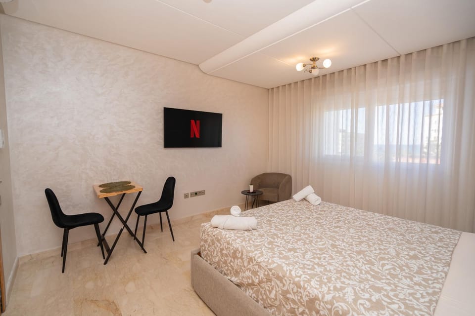 Communal lounge/ TV room, Bed, TV and multimedia, Seating area, Bedroom