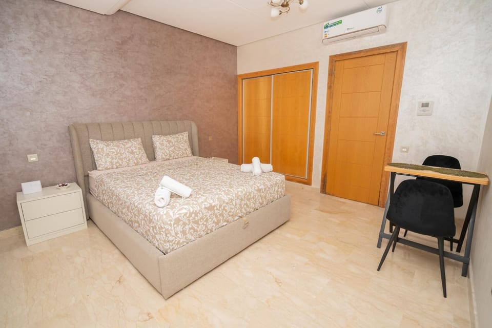 Bed, Photo of the whole room, Dining area, Bedroom