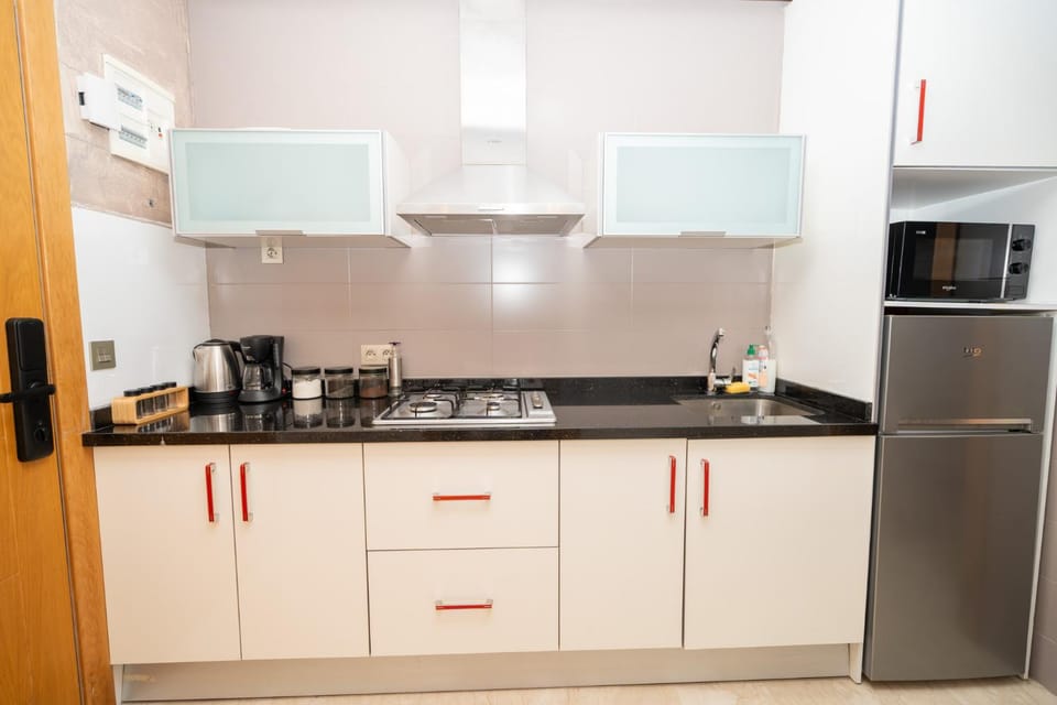 Coffee/tea facilities, Kitchen or kitchenette, microwave, stove