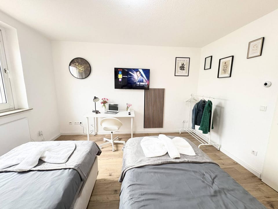 Bed, TV and multimedia, Photo of the whole room, Bedroom, towels, wardrobe
