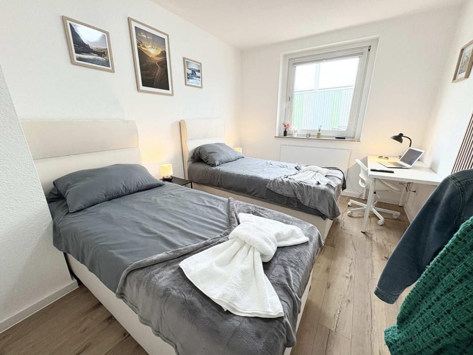Bed, Photo of the whole room, Seating area, towels