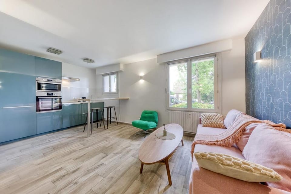 Kitchen or kitchenette, Living room, Seating area, Dining area, minibar