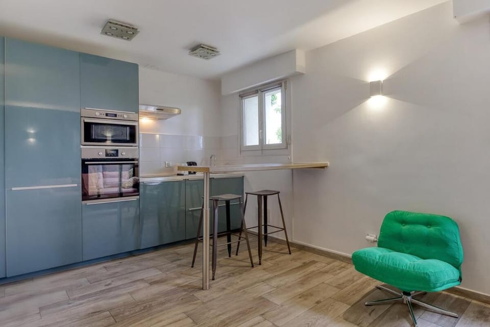 Kitchen or kitchenette, Dining area, minibar, oven