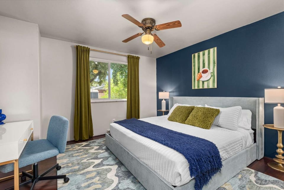 Bed, Living room, Photo of the whole room, Seating area, Bedroom