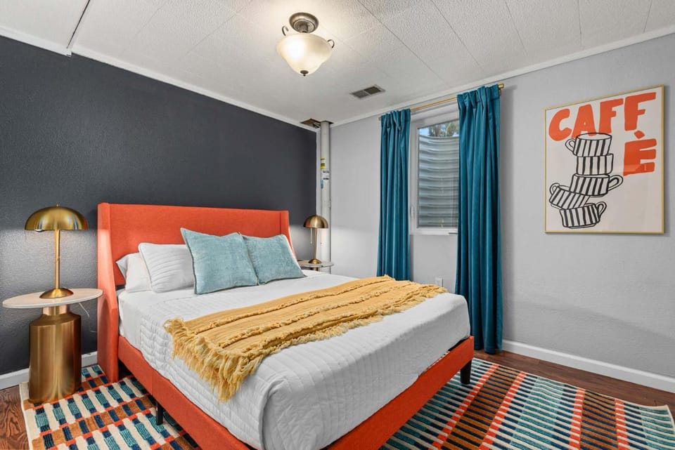 Bed, Photo of the whole room, Bedroom