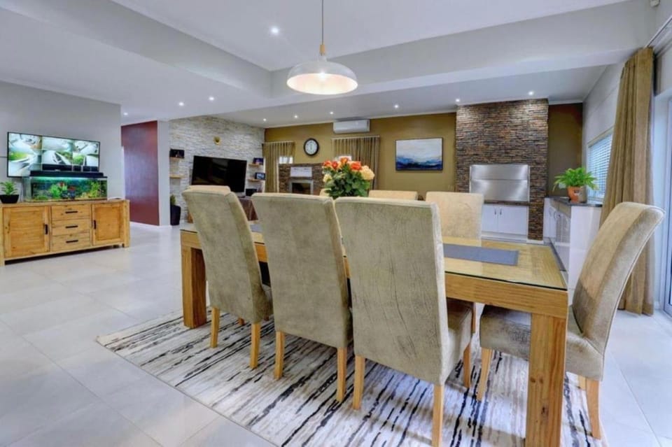 Kitchen or kitchenette, Living room, Dining area, Evening entertainment