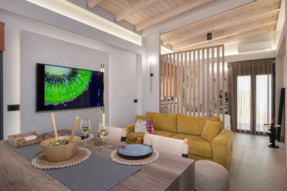 TV and multimedia, Seating area, Food