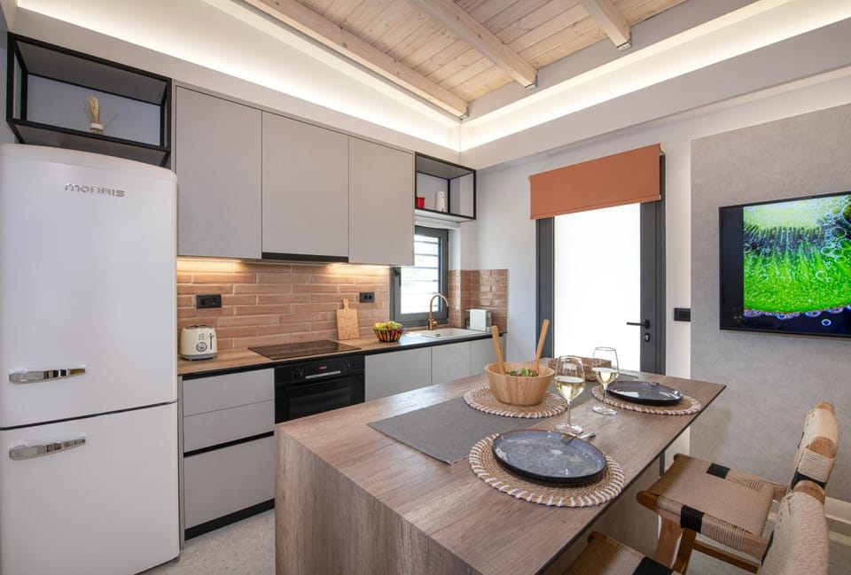 TV and multimedia, Kitchen or kitchenette, Dining area, oven, stove