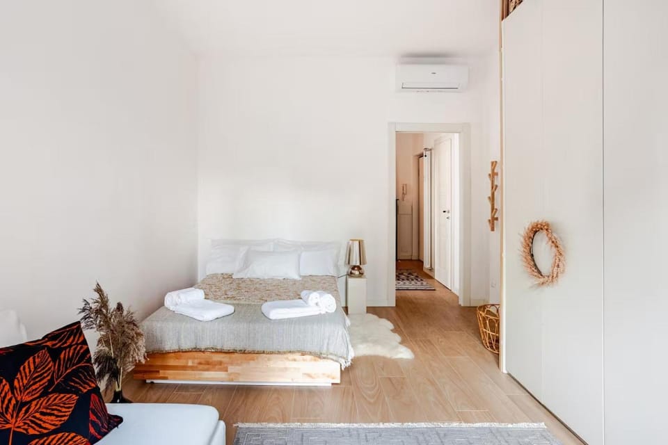 Bed, Bedroom, towels