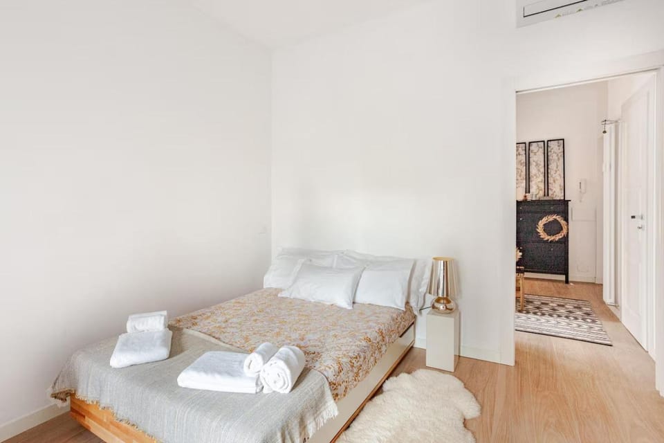 Bed, Bedroom, towels