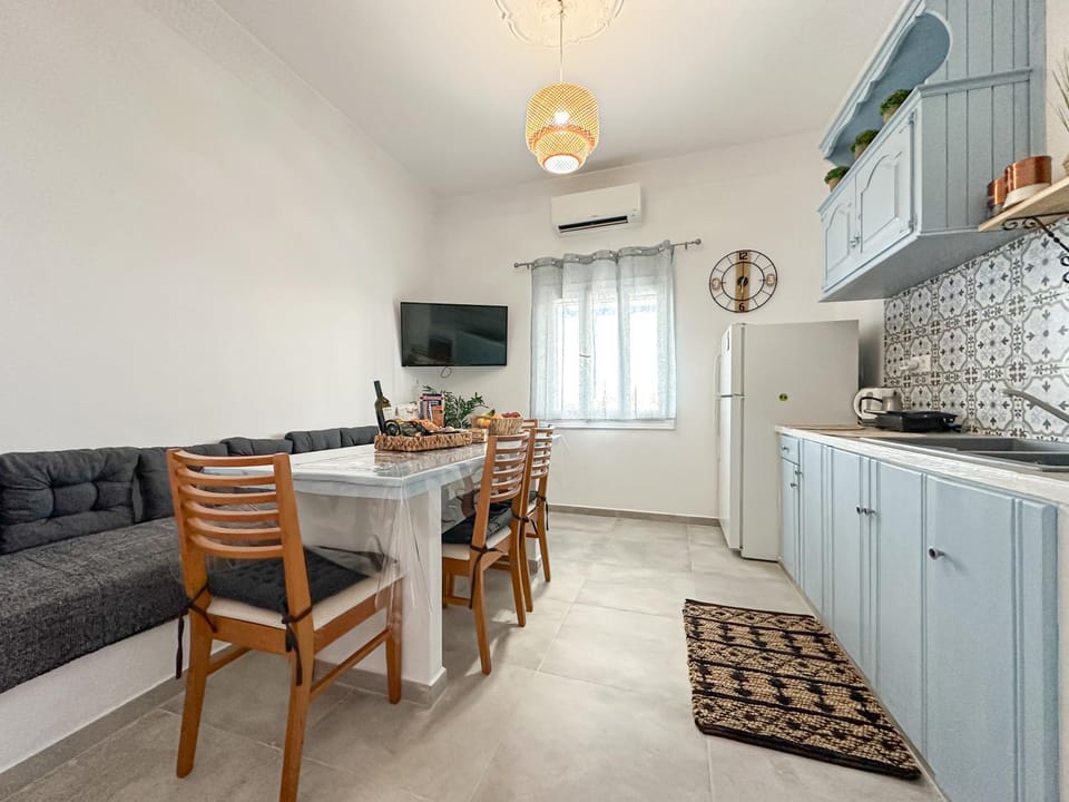 TV and multimedia, Kitchen or kitchenette, Living room, Seating area, Dining area, pet friendly, stove