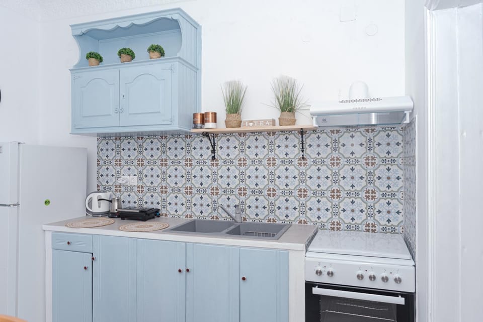 Coffee/tea facilities, Kitchen or kitchenette, stove, toaster