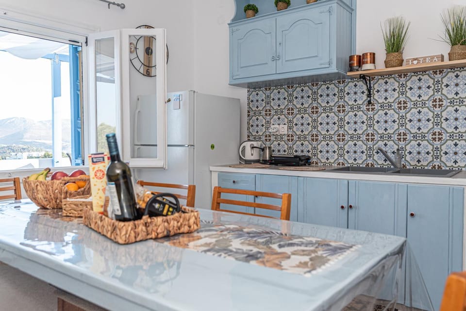 Coffee/tea facilities, Kitchen or kitchenette, Food and drinks, Dining area, Food, pet friendly, stove, toaster
