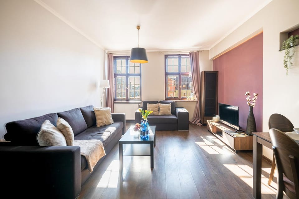 TV and multimedia, Living room, Seating area, Evening entertainment