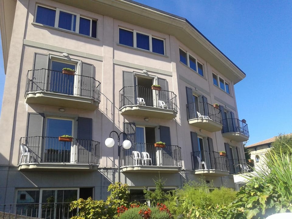 Property building, Facade/entrance, Day