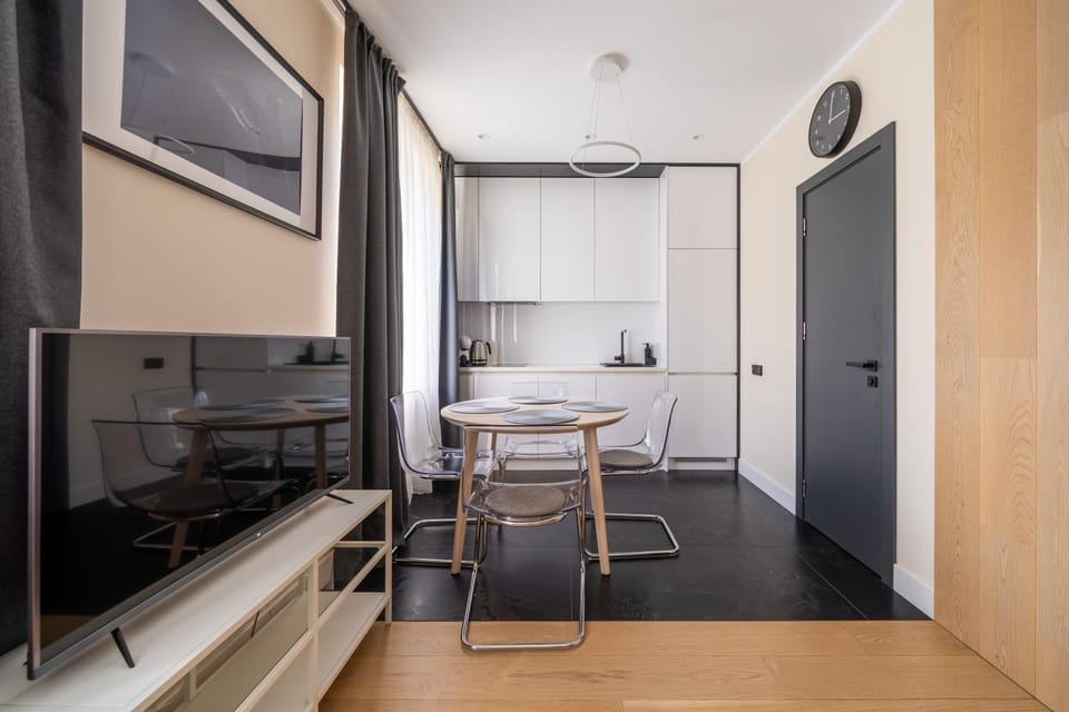 TV and multimedia, Kitchen or kitchenette, Living room, Seating area, Dining area, stove