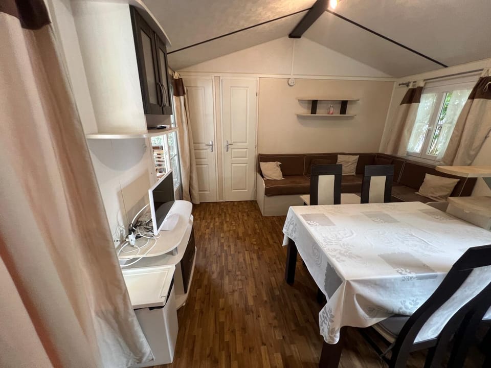 Mobil-home 4-6 personnes climatisé Campground/ 
RV Resort in Lunel